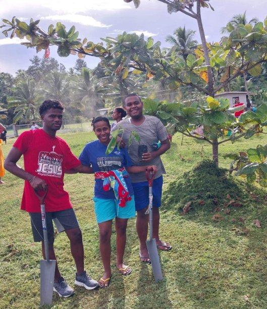 forestry_fiji's tweet photo. A group of 62 youths from the #ANCF planted 100 shade trees and fruit trees at Bau Central College during their Easter camp. The youths were educated on the importance of forests and trees and the need to preserve these resources.
Read more: https://t.co/PBKGojnNIq https://t.co/EpnxJZ7mx6