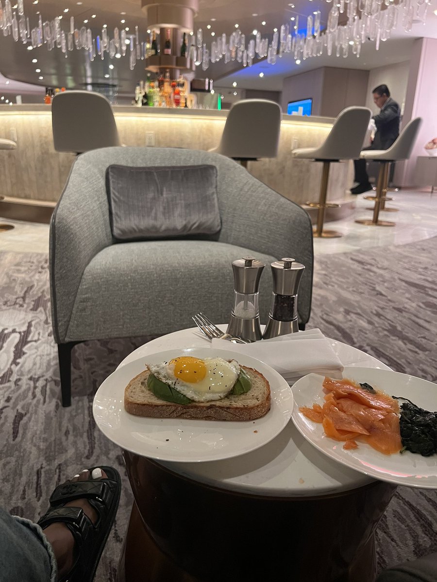 lacyredway's tweet photo. @AmericanAir I love what you’ve done with the place! 👌🏾  #AmericanAirlines #chelsealounge #aalounge #jfkterminal8 #jfkinternationalairport #aaconciergekey #conciergekey #americanairlineslounge #jfk https://t.co/Je178SiDWm