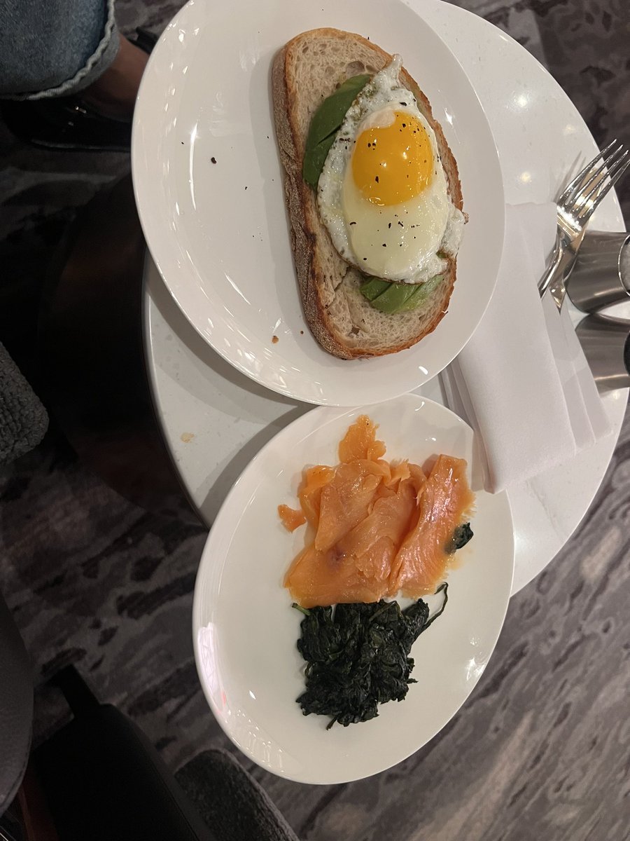 lacyredway's tweet photo. @AmericanAir I love what you’ve done with the place! 👌🏾  #AmericanAirlines #chelsealounge #aalounge #jfkterminal8 #jfkinternationalairport #aaconciergekey #conciergekey #americanairlineslounge #jfk https://t.co/Je178SiDWm