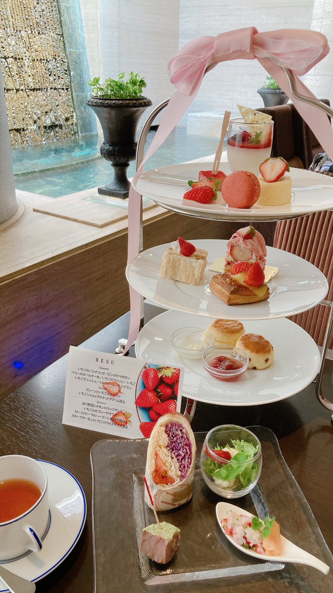 samecafe1's tweet photo. おはにちは♪

滝の音と過ごす
アフタヌーンティー🫖

イチゴを使ったsavory！！
って驚いたけど
美味しかった💓

ティーラウンジの
スタッフの皆さん
サービスも笑顔も素敵💛

#ベルクール
#���フタヌーンティー https://t.co/kfRdKMHz1k