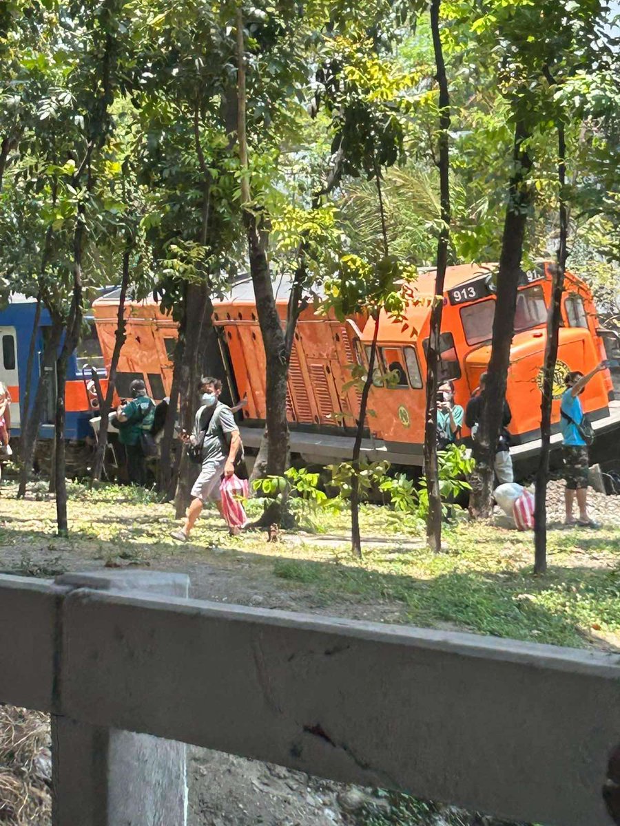 DZMMTeleRadyo's tweet photo. TINGNAN: Tren ng PNR, nadiskaril sa bahagi ng Don Bosco sa Makati kaninang 11:30 ng umaga.

Ayon sa awtoridad wala namang naiulat na nasaktan sa insidente. Iniimbestigahan na ng pamunuan ng PNR ang nangyari. | via @jeffcaparas

(📷: Tonypet Sarmiento) https://t.co/5NhyiS8XhU