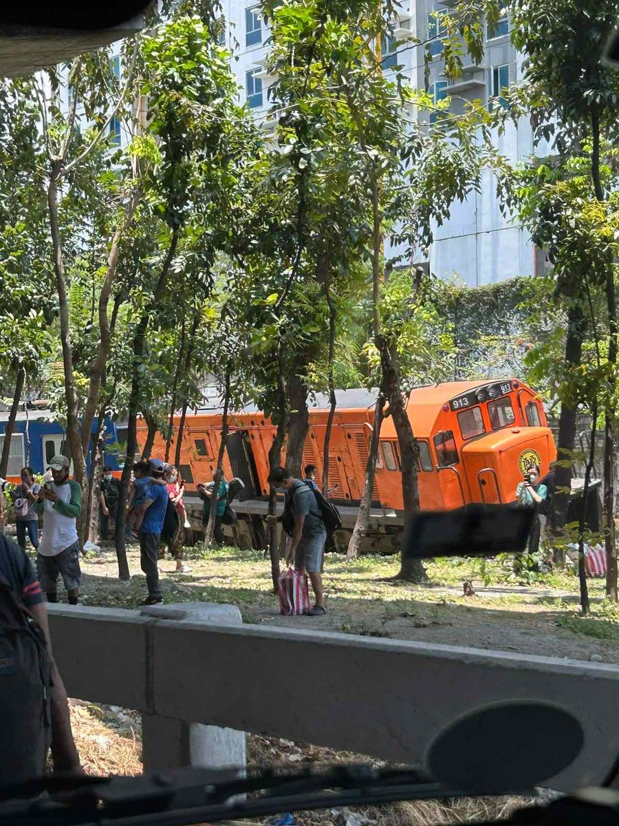 DZMMTeleRadyo's tweet photo. TINGNAN: Tren ng PNR, nadiskaril sa bahagi ng Don Bosco sa Makati kaninang 11:30 ng umaga.

Ayon sa awtoridad wala namang naiulat na nasaktan sa insidente. Iniimbestigahan na ng pamunuan ng PNR ang nangyari. | via @jeffcaparas

(📷: Tonypet Sarmiento) https://t.co/5NhyiS8XhU