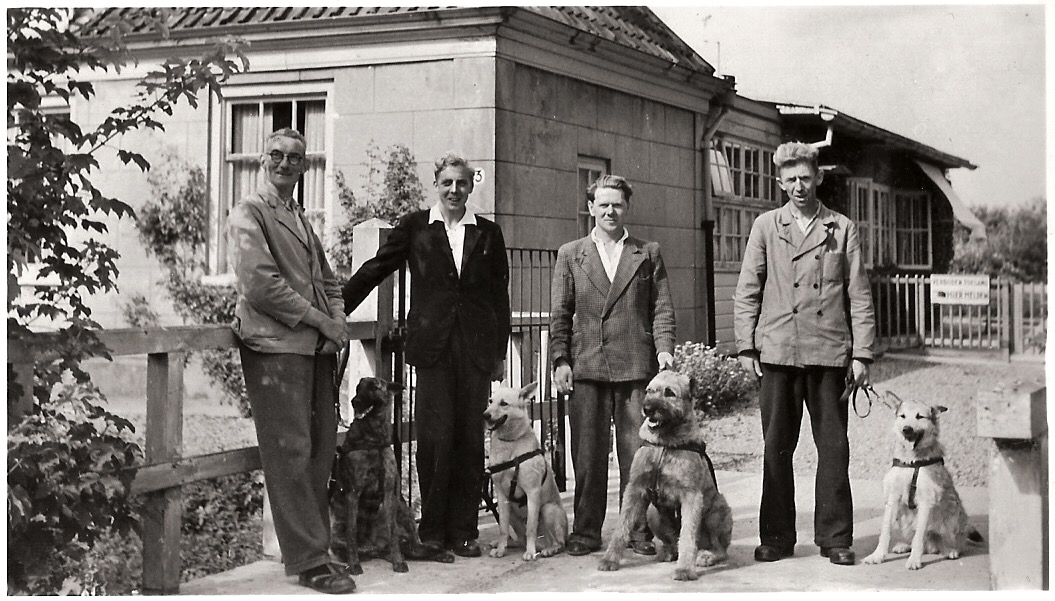 KeesTingeling's tweet photo. Instructeur geleidehonden was een echt mannenberoep, tegenwoordig werken er bijna uitsluitend vrouwen in dit mooie beroep #historie #geleidehond #instructeur
@KNGFGeleidehond 1950-2015 https://t.co/RnPSr5xsuz