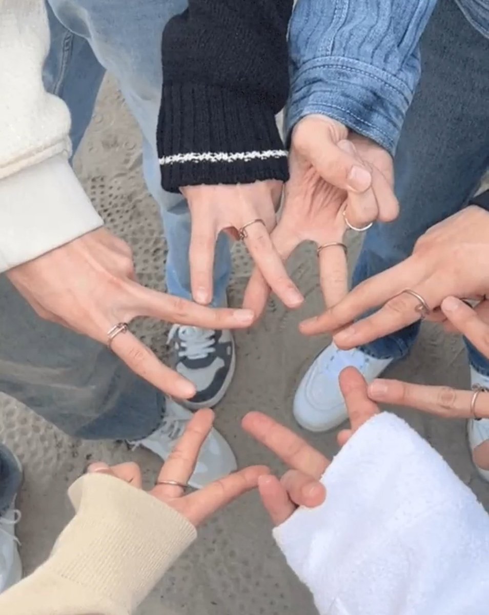 Along with 7dreams, I made a surprise appearance with my new hair in Santa Monica while serving a bowl of addiction for Czennies, we brought a Cupbop Food Truck! 🍗🥣