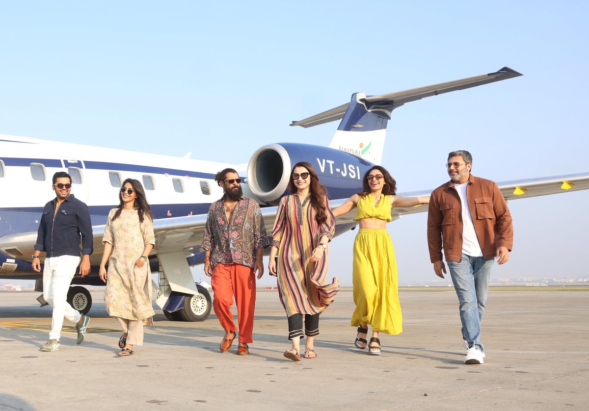 aruntrish's tweet photo. #PSTeam Landed in Delhi for Today Promotions (Day 4 - Delhi) #CholaTour 😍👌 Event will begins in few mins ❤ @chiyaan @actor_jayamravi @trishtrashers @Karthi_Offl 🤩 #ChiyaanVikram #Trisha #JayamRavi #Karthi #PS2 #PS2Promotions https://t.co/GV2VgECtLw
