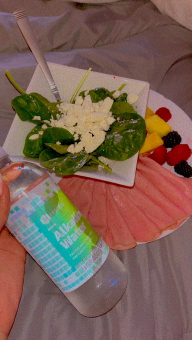 currently.. late night snack💕 https://t.co/cNy27vX4ZQ