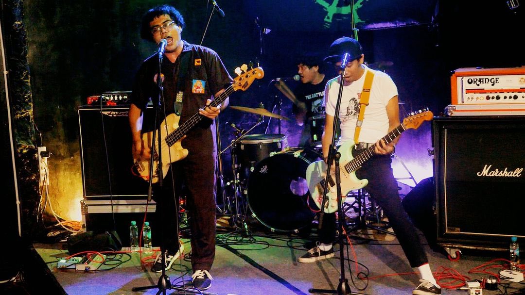 Gimana kabarnya!?
Awal bulan depan kami bakal balik ke BCGB lagi. Tapi, sambil jajan-jajan rilisan ok juga sih. Kami masih punya stok CD &amp; kaset album "Tropical Pleasure" juga kaset "Here Come The New Neighbors". Sisihin kali ya THR nya.. bisssssssslahhhhhh 🚌
#fatrace