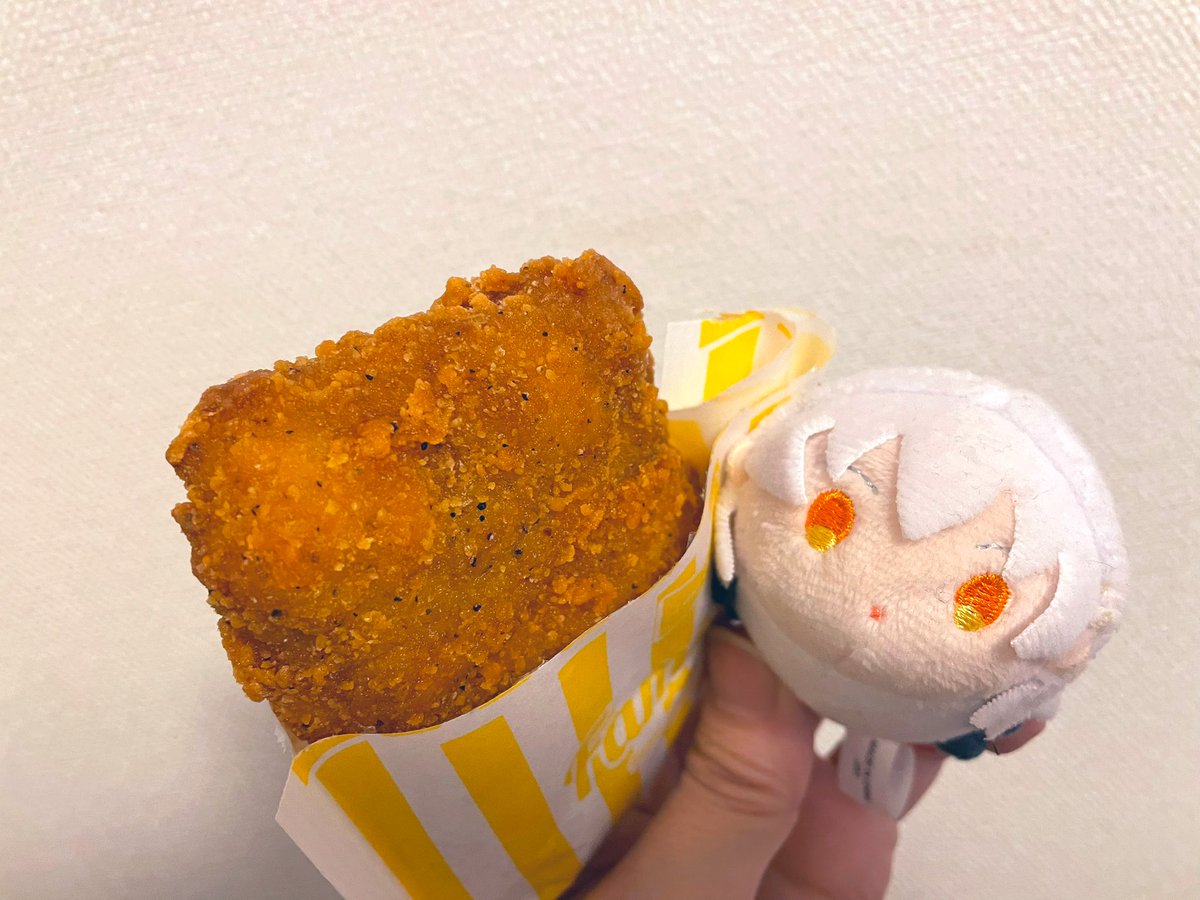 clupicLove's tweet photo. 小腹がすいたときのファミチキ最高d(^_^o) https://t.co/zjkyjRh4cj
