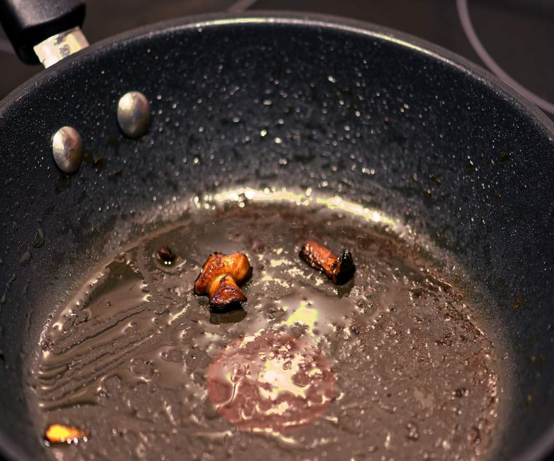 InformaCosmos's tweet photo. El peligro del sartén Teflón.

Las sartenes antiadherentes podrían estar liberando millones de microplásticos mientras los usuarios preparan sus alimentos.

Un estudio afirma que una sola grieta en la superficie de una sartén recubierta de teflón podría liberar unas 9.100 microplásticos.

El recubrimiento roto del sartén puede llevar a la liberación de 2,3 millones de microplásticos y nanoplásticos.

El material de recubrimiento antiadherente Teflon es generalmente un miembro de la familia PFAS, conocidas como químicos eternos.

En los últimos años, se les ha relacionado con una serie de problemas de salud, incluyendo varios tipos de cáncer, autismo y esterilidad

Los PFAS son un grupo de sustancias químicas producidas por el hombre que se fabrican y usan en gran variedad de industrias.

Los investigadores dicen que los micropartículas de Teflon en nuestra comida podrían ser una preocupación de salud por lo que se necesita mayor investigación.

DOI: 10.1016/j.scitotenv.2022.158293