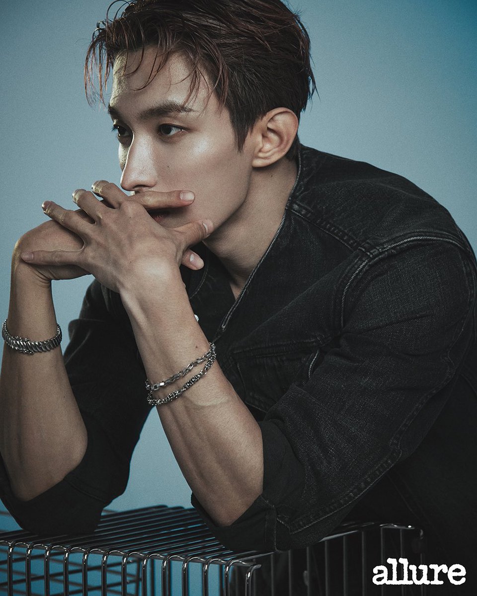 svt_ryt_here's tweet photo. See his veins? He got them from carrying the entire music industry with his divine vocals 😭
@pledis_17 #세븐틴 #SEVENTEEN https://t.co/6x77KY7C0i