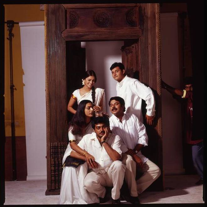 Hey Siri, define all-India multi starrer.   

Siri: Fetching thread of Kandukondain Kandukondain.   Directed by <a href="/DirRajivMenon/">Rajiv Menon</a>, this film had names like <a href="/mammukka/">Mammootty</a>, Aishwarya Rai, Ajith, Tabu, &amp; Abbas! 

Not to mention an evergreen soundtrack by <a href="/arrahman/">A.R.Rahman</a>.