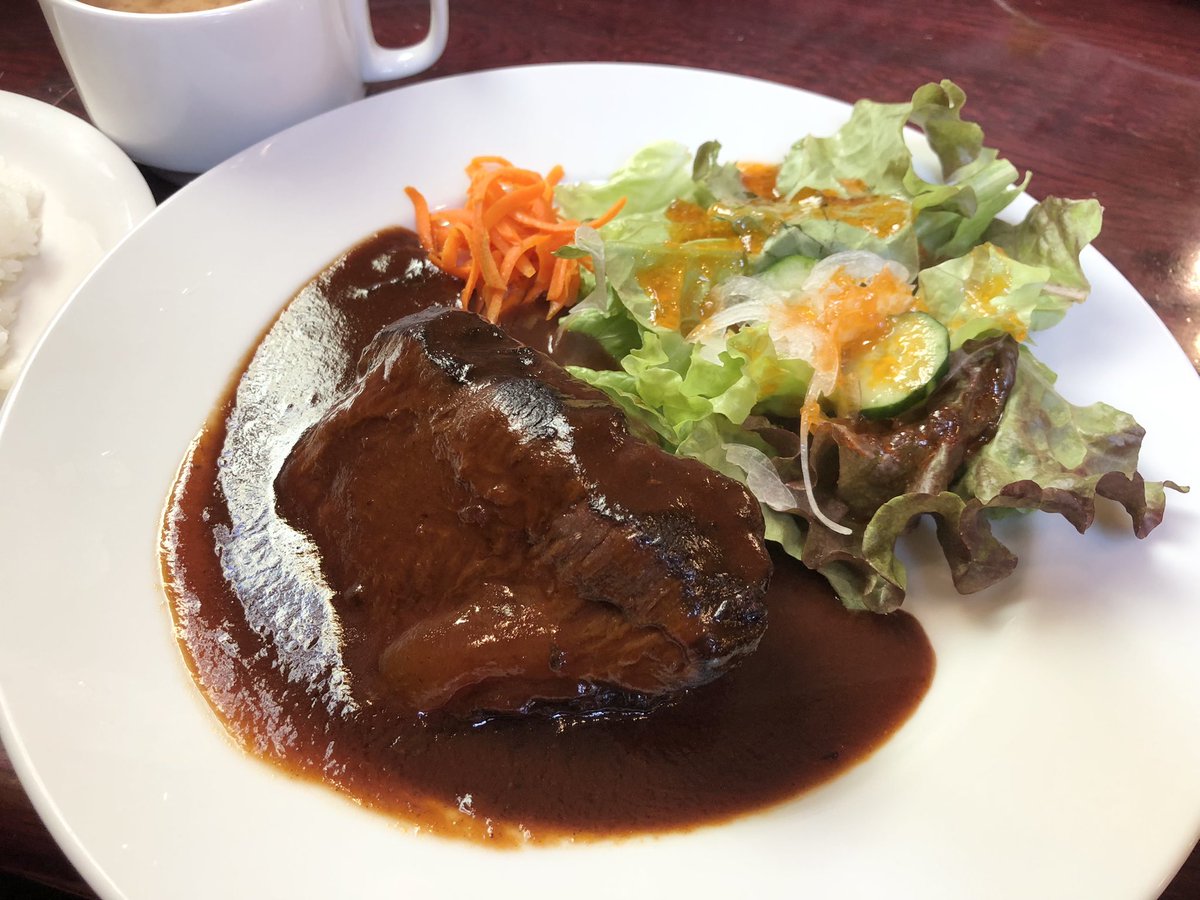 ETnk3a's tweet photo. 牛頰肉の赤ワイン煮込み🐂🍷
お肉の繊維がホロホロで自分の頰肉が溶けそうなほどトロトロだった。
その後マックカフェでケーキとカフェモカ頼んで、ベーコンポテトパイを食べました😋
食べすぎじゃね？？？ https://t.co/8FVgvkLpR7