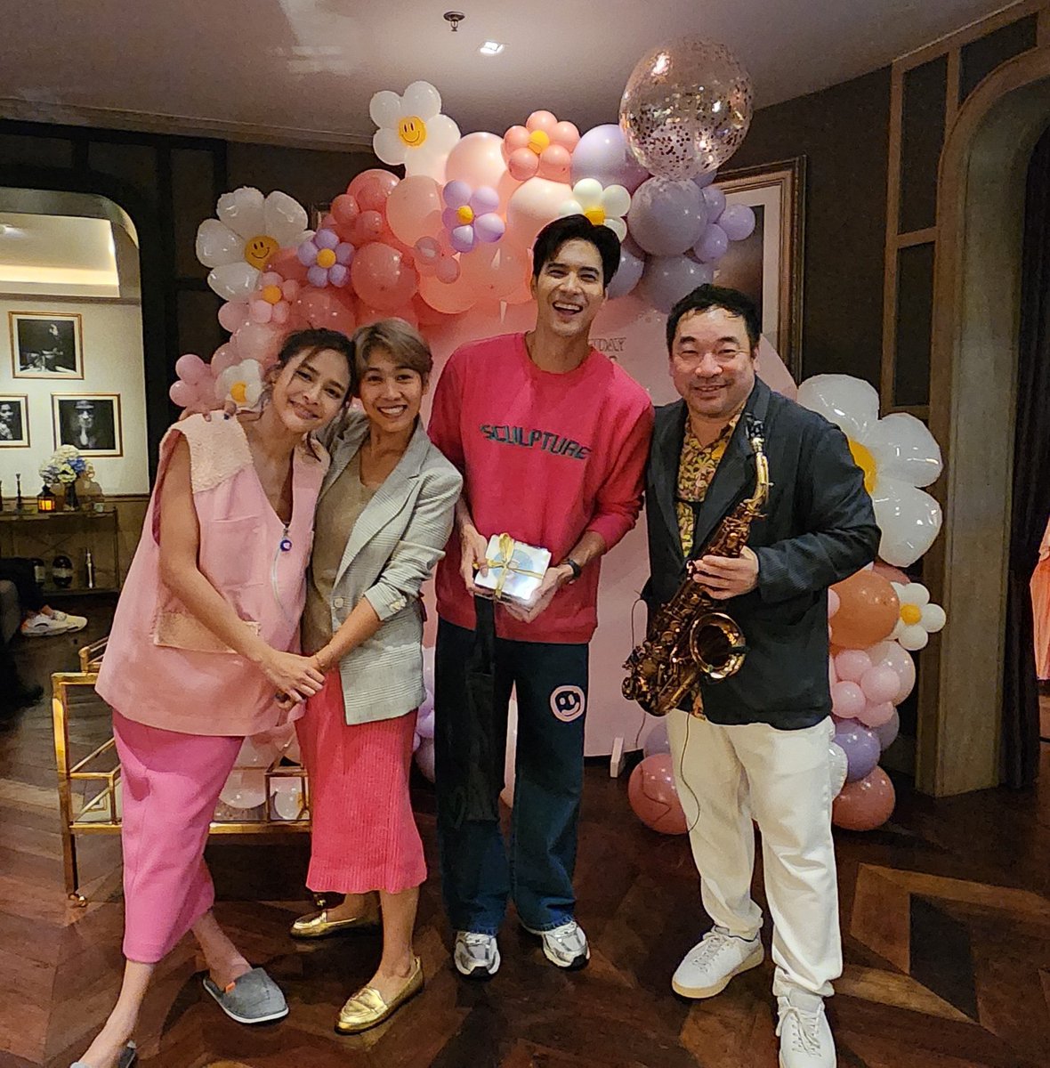 wimarcom's tweet photo. #สวัสดีวันอังคาร 
#วันอังคารสีชมพู 
นางงาม นางเอก นางแบบ จะยืนท่าไหน มุมไหนก็สวย คิดผิดที่ยืนคู่กับน้องปุ๊กลุก ก็เลยกลายเป็น  ปุ๊กลุก เจอ ล้มลุก งิ 
ปล. Happy Birthday น้องไมค์ จ้า  #mikepattaradet https://t.co/Z0tyHlQRLi