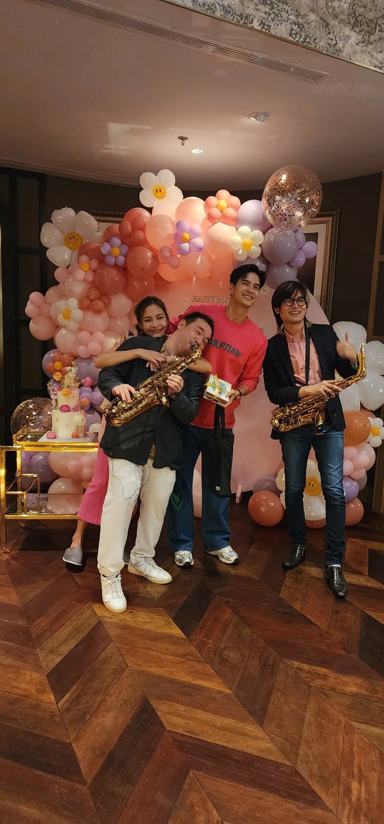 wimarcom's tweet photo. #สวัสดีวันอังคาร 
#วันอังคารสีชมพู 
นางงาม นางเอก นางแบบ จะยืนท่าไหน มุมไหนก็สวย คิดผิดที่ยืนคู่กับน้องปุ๊กลุก ก็เลยกลายเป็น  ปุ๊กลุก เจอ ล้มลุก งิ 
ปล. Happy Birthday น้องไมค์ จ้า  #mikepattaradet https://t.co/Z0tyHlQRLi