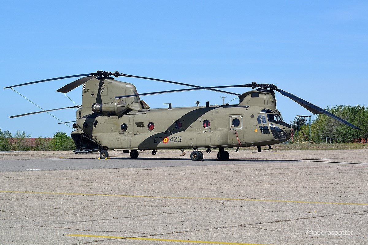 pedrospotter's tweet photo. #BuenosDias alguna foto mas de la visita a la #Base #CoronelMate en #ColmenarViiejo con @AIREorg

Versión #foxtrot

#BoeingVertol #CH47F #Chinook
(HT.17-23A-10279/ET-423) #FAMET #BHELTRAV

#Helicopteros #ejercitotierra #spotter #helicopter #ElChicoparaTodo #DetrasDeNadie #AvGeek https://t.co/Z0nJ6sdKrZ