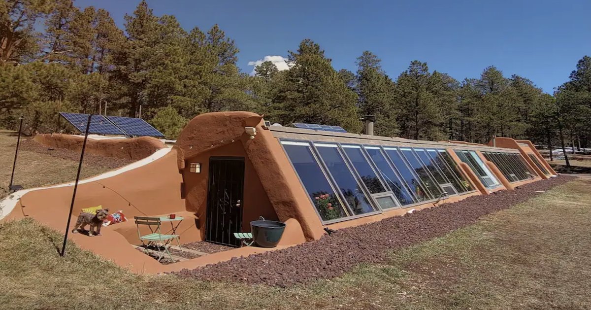 This Off-the-Grid ‘#Earthship’ Home Is Completely #Solar Powered Sustainable Airbnb
bit.ly/3L636Ae #TravelTuesday 
#sustainablenews
#atravelcompanion