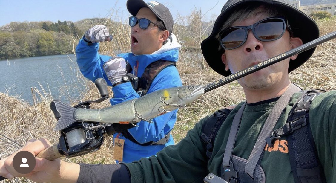 YoutuberSARU's tweet photo. 大変申し訳ございません！！
今気がついたのですが、昨日島田湖で釣りロケしていたサッカーグラウンド側の角でロッドとリールとルアーセットで忘れてきてしまいました！！

このツイートをお気づきの方に拾っていただいた方がもしおられましたらご連絡ください！
ロッド:バレーヒル ディスタンスエディションサイドアンドアンダー
リール:ガンクラフト マーゴ003(スタードラグが欠けてます)
ルアー:ジョイクロシフト263(4本針がフロントとテール着用)
写真がこれしかございませんがこのセットです！
確保している方がいらしたらDM連絡ください！

よろしくお願いします！