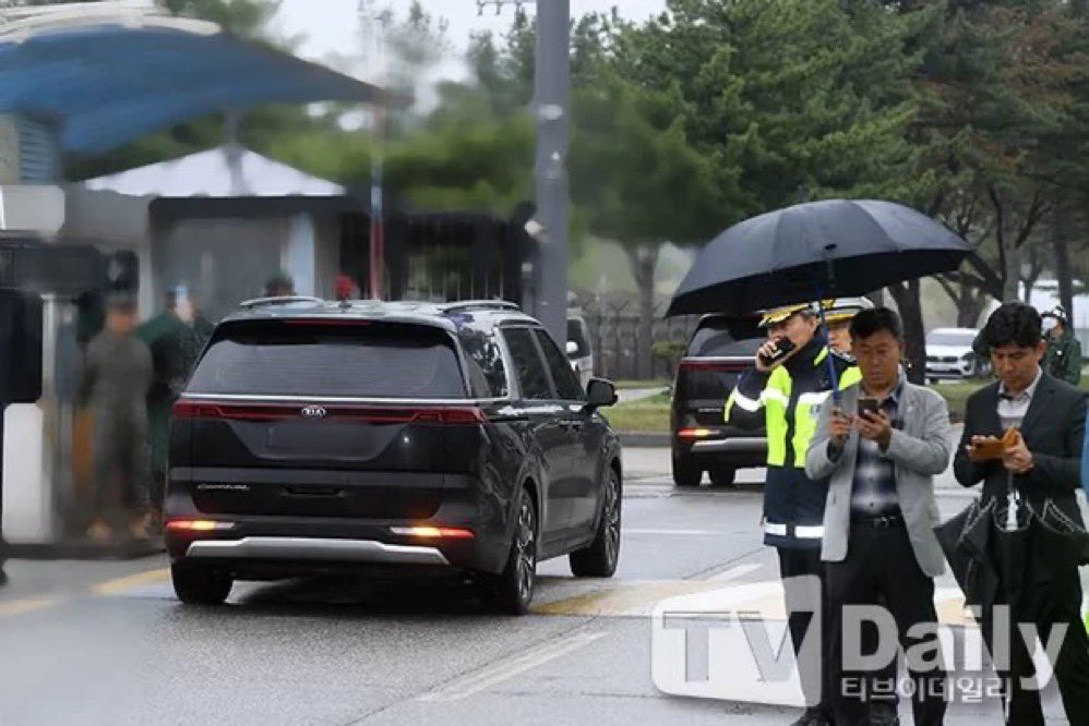 7btskook's tweet photo. mdia reported that seokjin also was there to say goodbye to jhope and this is his car, I can’t anymore 😭😭💔

WE LOVE YOU HOBI 
WE WILL WAIT FOR YOU HOBI
#HaveASafeFlightOurHOPE #HOSEOK #JHOPE #Jhope_military  #WeWillRootForYouHobi #WeWillWaitForYouJhope #WaitingForTheAstronaut https://t.co/Kgn12f7fyn