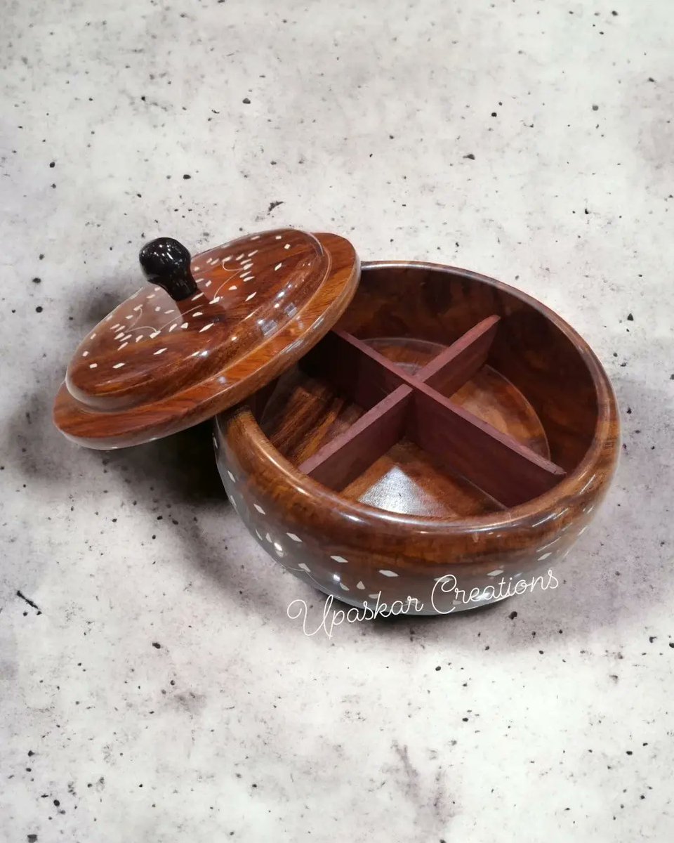 UpaskarC's tweet photo. 🔶 Handmade Wooden Round Box.
🔶For Order or inquiry, DM / Call / WhatsApp us on +919599115926
#woodenspicebox #woodendryfruitbox #dryfruitsbox #spicebox #giftbox #woodengiftbox #weddinggift #dryfruitbox #dryfruits #dryfruitpacking #chocolatebox #dryfruitsandnuts #designerbox https://t.co/xtNNYexSXF