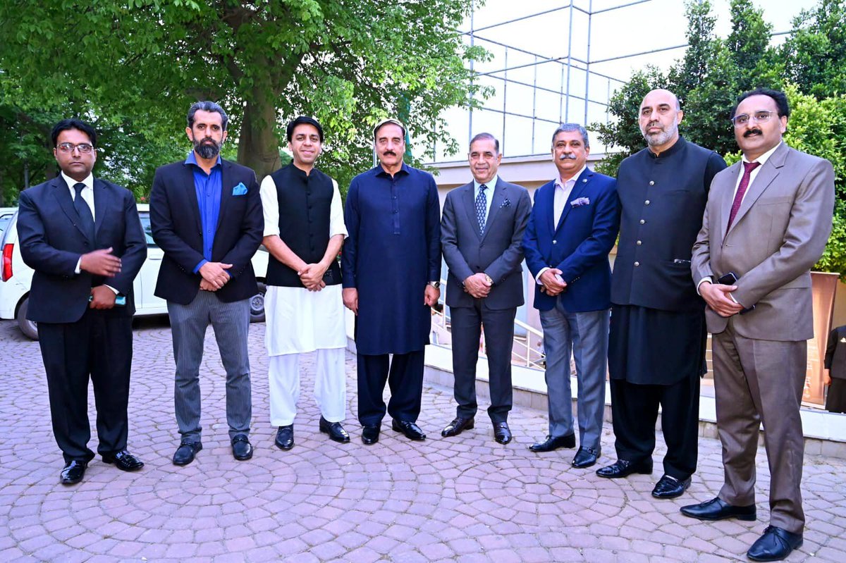 RcciOfficial's tweet photo. #RCCI President Mr. Sakib Rafik along with Group Leader Mr. Sohail Altaf &amp; Former Presidents at Iftar Dinner hosted by Ms Riffat Shaheen, President Rawalpindi Women Chamber of Commerce and Industry. 
@RWCCIpkOfficial 
#RWCCI #Ramadan https://t.co/hX7IQmgVz5