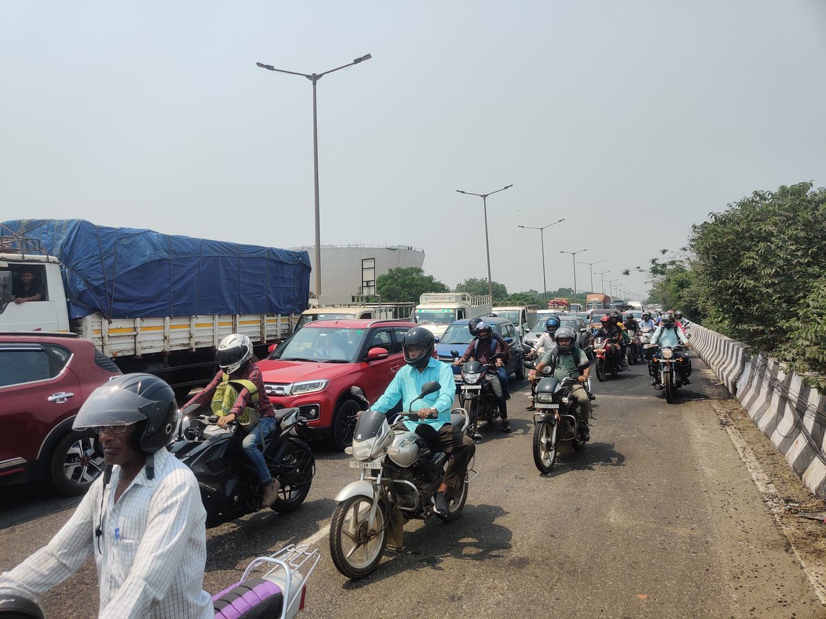 Satpathy_SR's tweet photo. @DCP_TRAFFIC @CMO_Odisha @Naveen_Odisha On 18th April 2023,
Heavy traffic on Acharya Vihar flyover due to mismanagement of road repair team by parking sensor pavers and trucks on flyover. This heavy traffic is causing trouble to common people. Request for immediate action. https://t.co/Y3Pn24nwhI