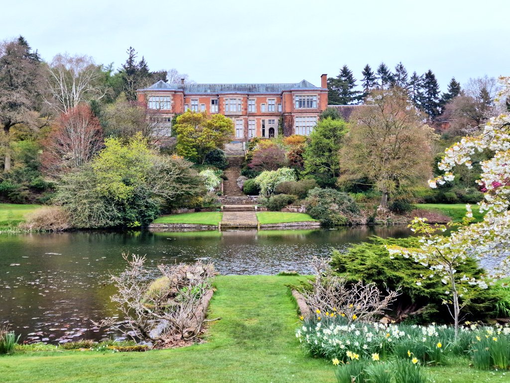 Happy Tuesday.  Here's a view of Hodnet Hall from across the lake.  Hope you all have a wonderful day.
#HodnetHall #Shropshire #gardens #statelyhome