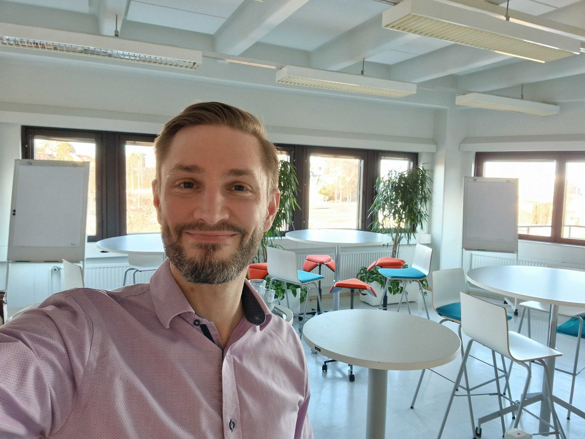 Fasilitaattori Jonas Rajanto on valmiina aloittamaan työpajan. SAMK:n Rauman kampuksen tila on mitä mainion osallistavaa työpajaa varten. #fasilitointi #satakunta