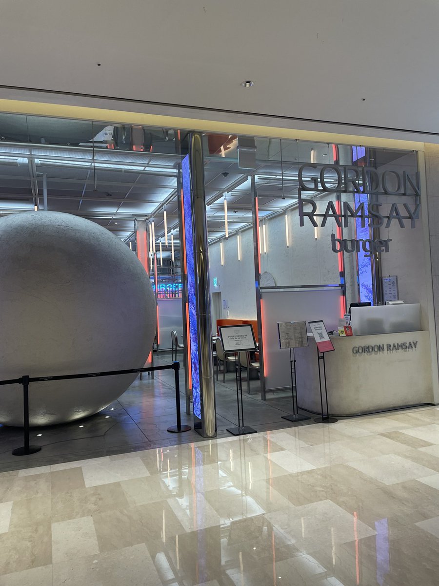 raphdkny's tweet photo. Can someone explain why the Gordon Ramsay burger place in Korea has the boulder from Indiana Jones https://t.co/lvaQfxoWmL