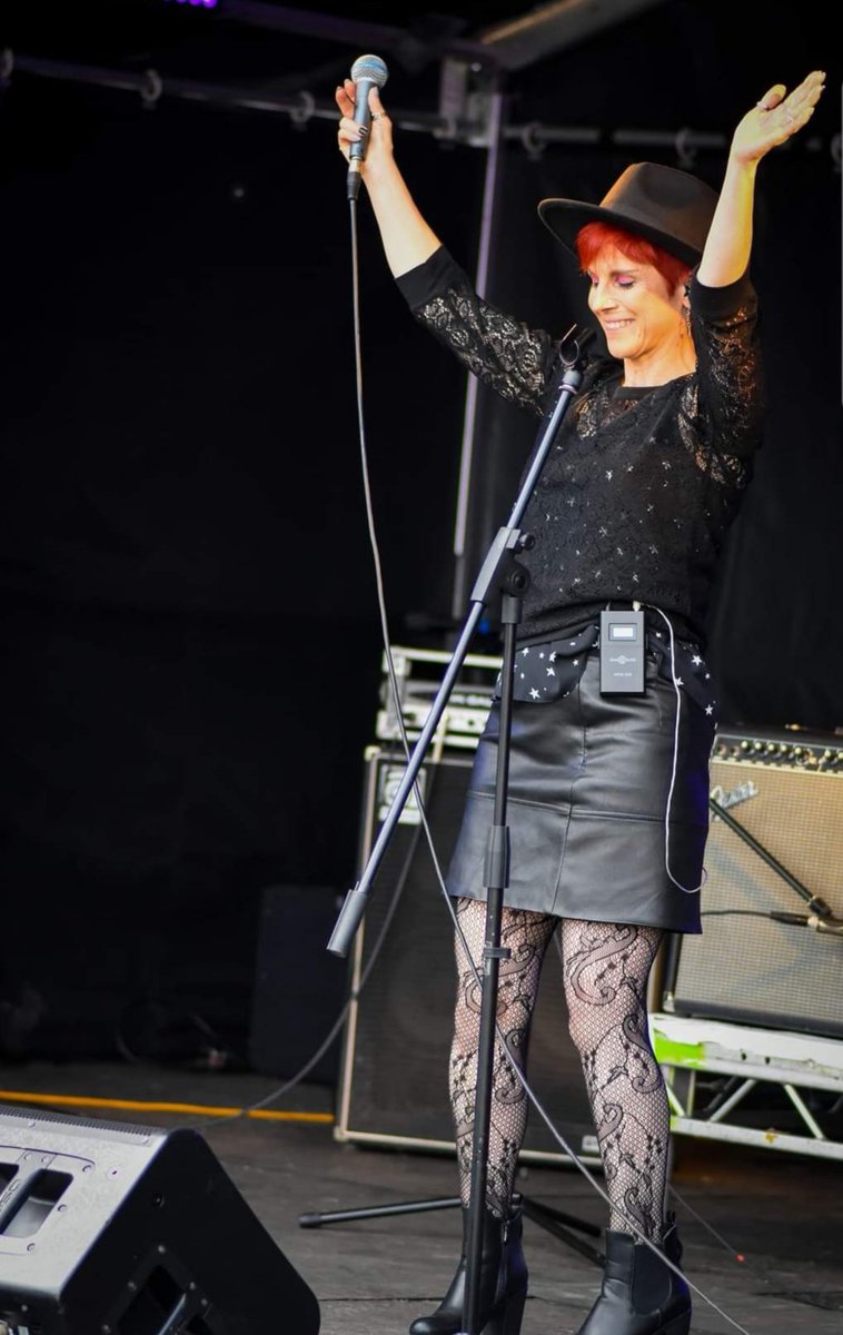 hagleywoodvamps's tweet photo. This is a flashback to the @BlackCountryBoatFestival in 2022. I was singing with VampiricA, at the time.
I adore this photo! I look happy and free.♥️
Being on stage over-rides the lows of being a performer.
Photo Credit: Jason Gambone
#femalesinger #outsidegig #singing https://t.co/tck7Z5pgNf