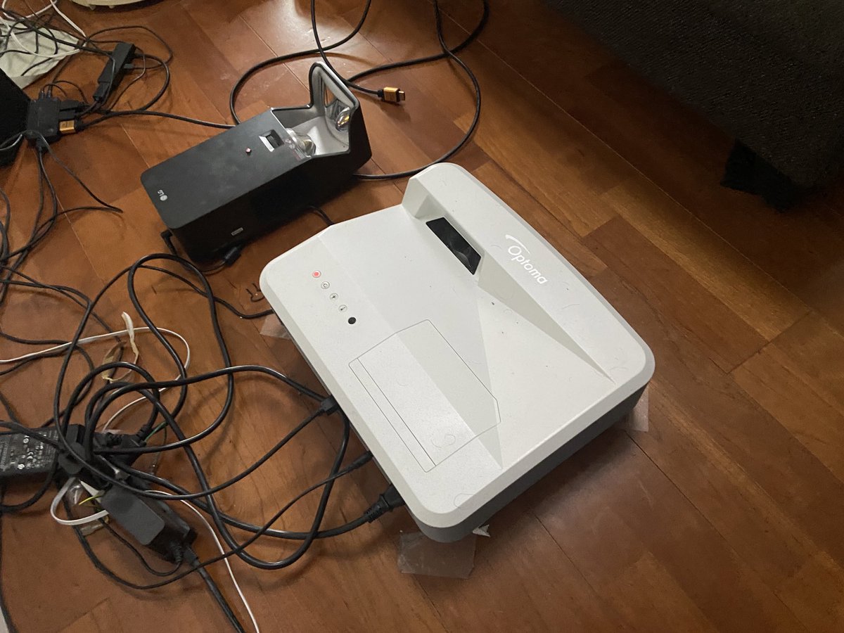 うちにある中で1番良いプロジェクターのOptoma EH320UST（手前）。隅々