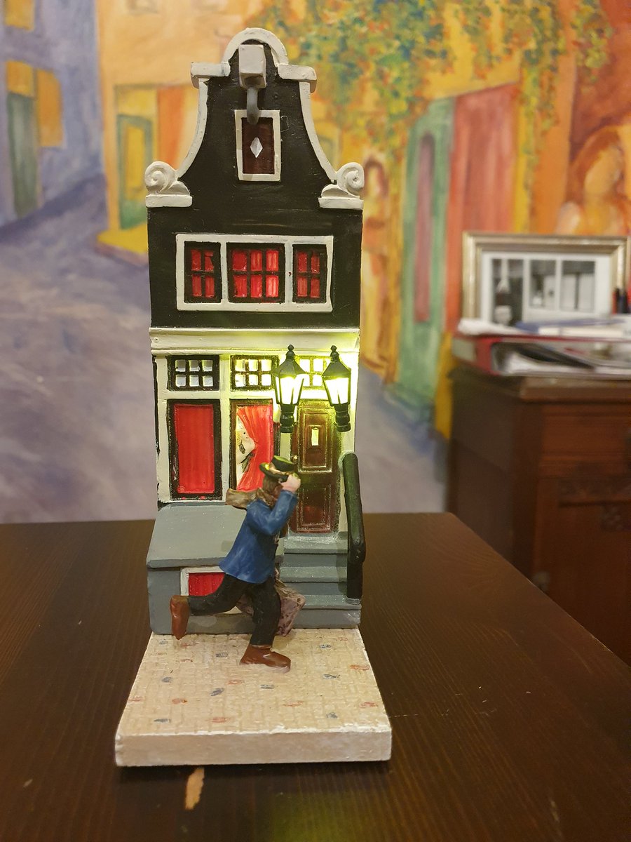 In December we had a cute #RLD brothel house with lights at PIC, but look at this awesome lego crafting of a brothel shared by Michael Reilich!

In the message he assures us all genders are welcome here 😉.
❤🧡💛💚💙💜🤎🖤

#SexWorkIsWork #DecrimSexWork #WijHoudenVanDeWallen