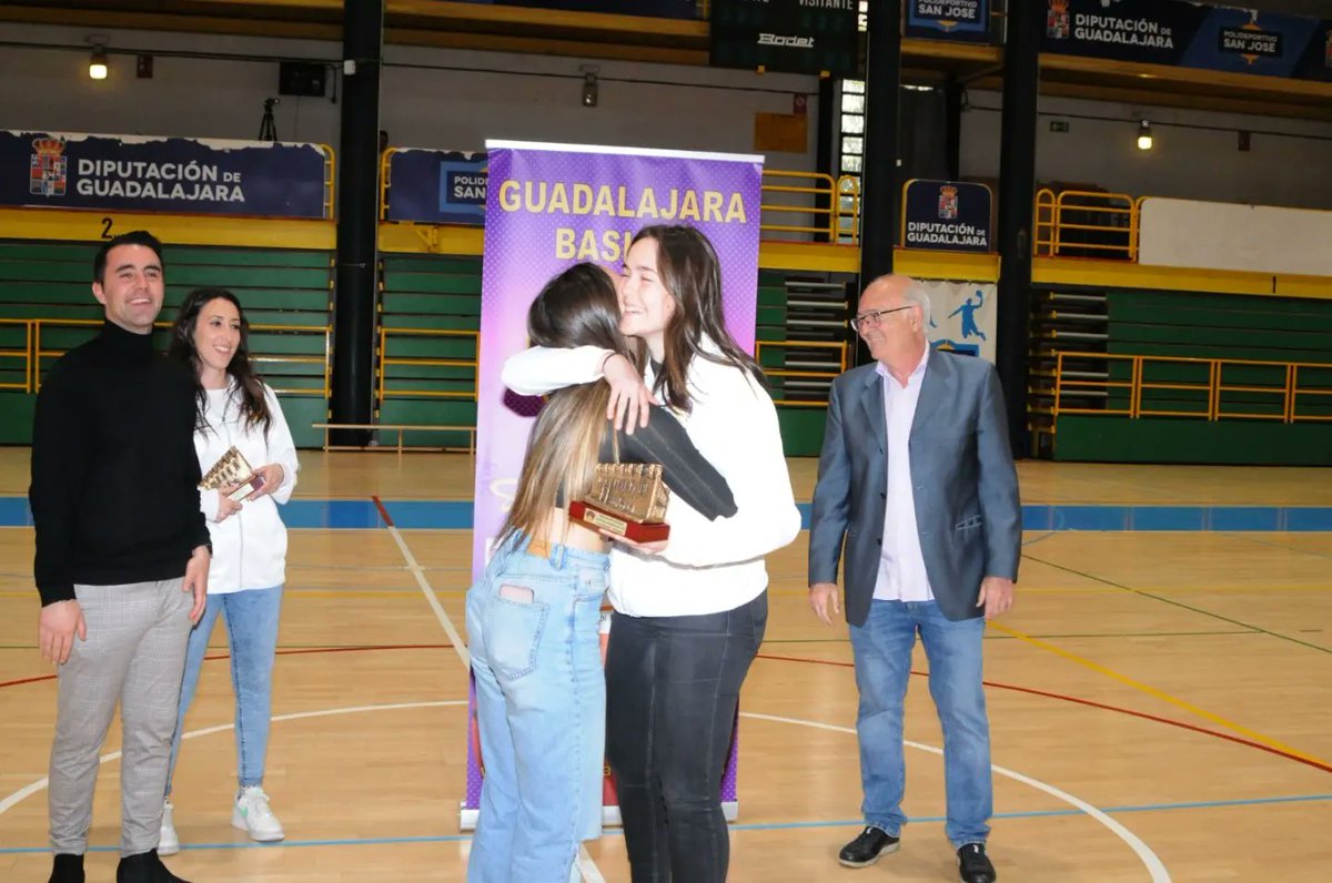 GuadaBasket's tweet photo. LA INAGEN DE LA JORNADA.

En el descanso del partido de liga EBA se hizo entrega del Trofeo maxima anotadora de Ferial Plaza Guadalajara.

Las jugadoras Lydia Arias, Eva Silgado y Michelle Raposo  recibieron los trofeos correpondientes.

💜VamosChicasGuada https://t.co/SrTygbbZmy