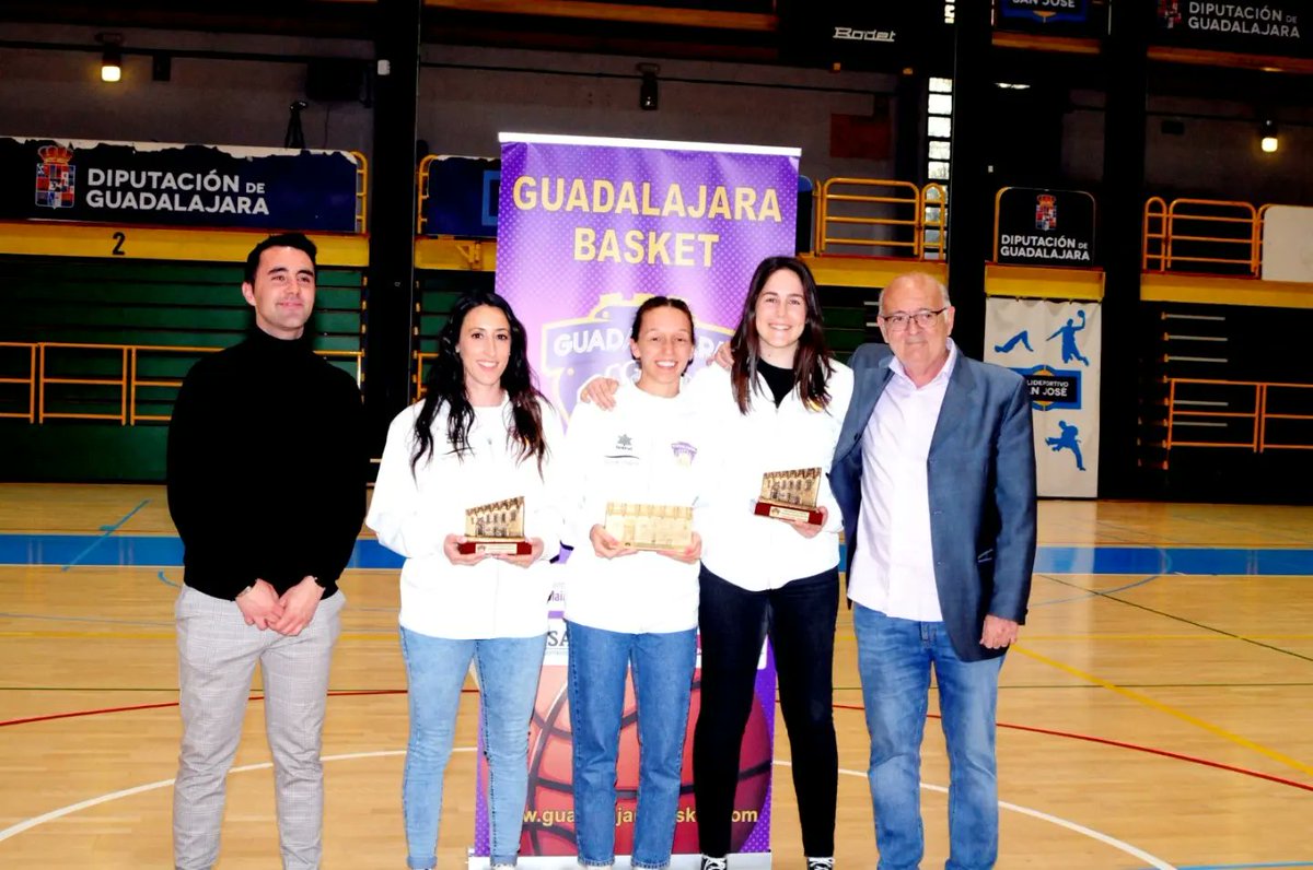 GuadaBasket's tweet photo. LA INAGEN DE LA JORNADA.

En el descanso del partido de liga EBA se hizo entrega del Trofeo maxima anotadora de Ferial Plaza Guadalajara.

Las jugadoras Lydia Arias, Eva Silgado y Michelle Raposo  recibieron los trofeos correpondientes.

💜VamosChicasGuada https://t.co/SrTygbbZmy