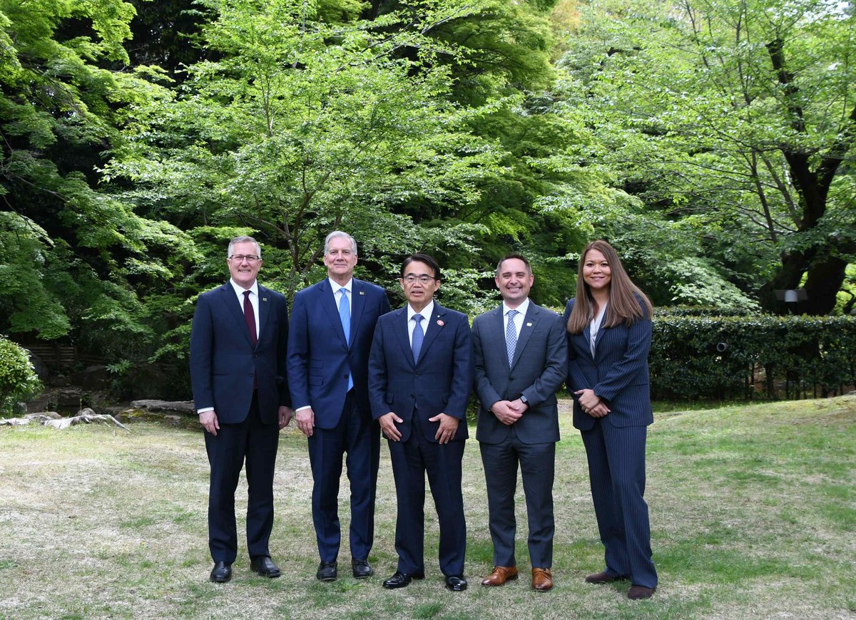 午前11時、ムンズ市長始めテキサス州プレイノ市一行がおみえになりました。
テキサス州とは、2016年に「友好交流及び相互協力に関する覚書」を締結しており、北米トヨタ本社等が立地するプレイノ市は、重要なパートナーです。
今後も双方の友好関係を深めて参ります。
愛知県公館の庭にて