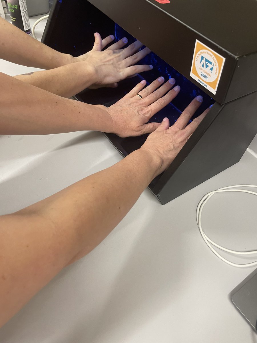 VickiBu26716789's tweet image. Always great to have a refresher on our hand hygiene 💫 #effectivehandhygiene #glowbox #teameliot