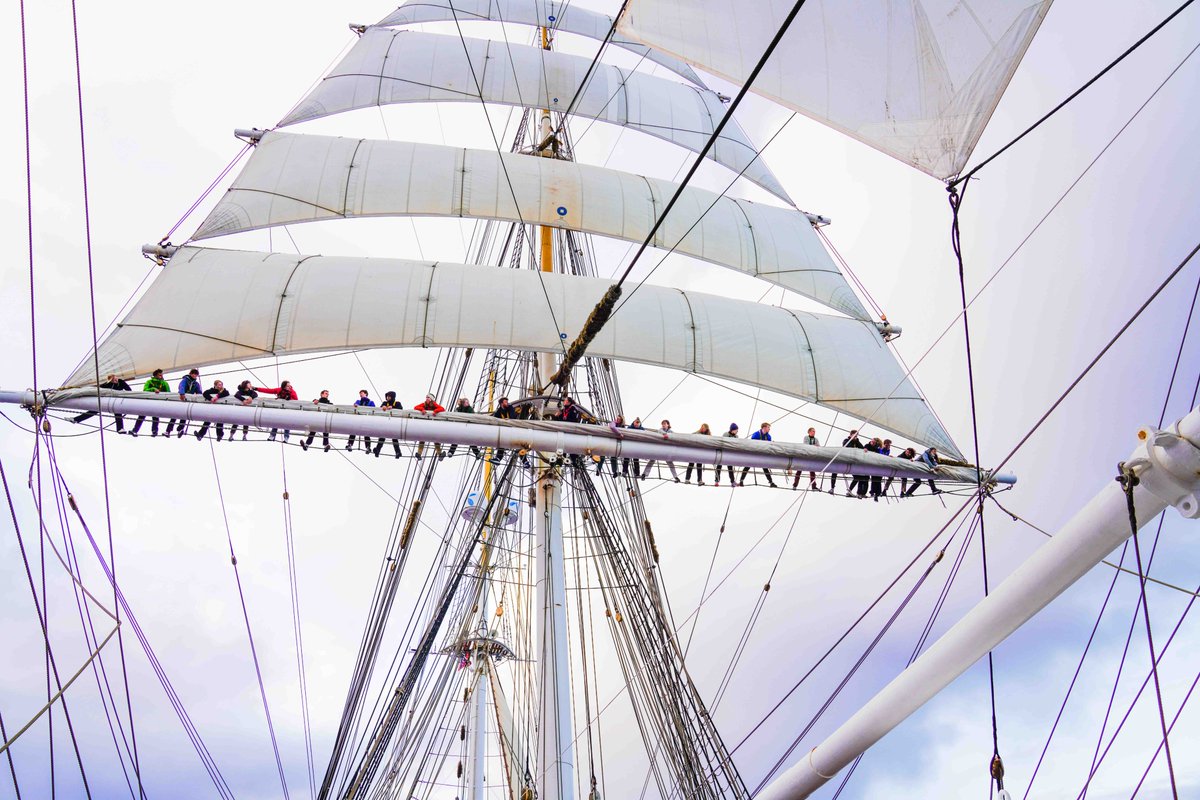 Come and join us today Tuesday at 18:00 at the Statsraaden Bar & Reception! Three of the SDG200-students, Ronja Athammer, Simon Hole, Anna Lisa Garmann Klare and psychology-professor Jarle Eid will tell about the experience we had sailing over the Pacific Ocean for 4 months!