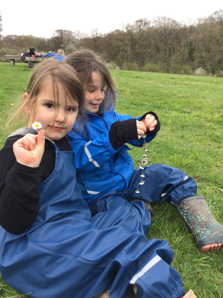 PipersForestSch's tweet image. So many daisies in our meadow! Reception @PipersPrePrep persevered to make a daisy chain.  #skills #outdoors #pipersgrounds #forestschool
