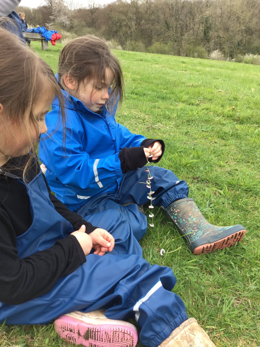 PipersForestSch's tweet image. So many daisies in our meadow! Reception @PipersPrePrep persevered to make a daisy chain.  #skills #outdoors #pipersgrounds #forestschool