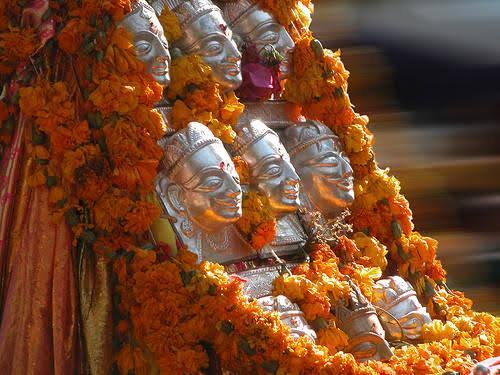 drumbeatsofeden's tweet photo. Where #Devatas from all surrounding areas come to visit #Raghunath Ji or Shri #Rama, the patron deity of #Kullu.

It is remarkable that even after hundreds of years of invasions, our culture has survived and thrived in all its glory even today!

#JaiShriRaam 🙏🏼
#HimachalPradesh https://t.co/ZrTRSmDnpw