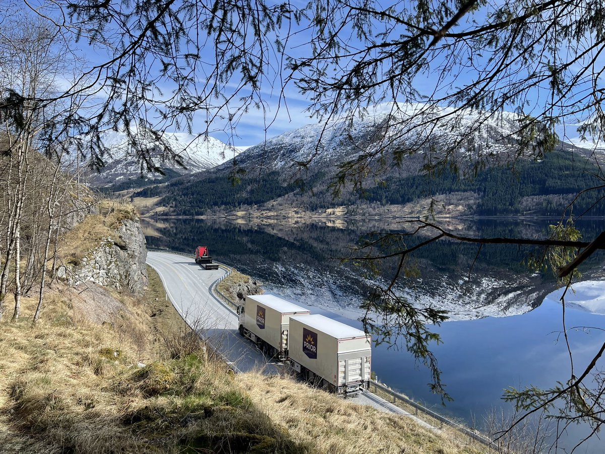 Botenwagen's tweet photo. Laatste afvaart Eemshaven > Kristiansand meegemaakt. Gelost in Stavanger. En op rechts en door en op 7 pontjes naar Ulsteinvik. Dit stuk E39 is een aanrader. #volvotrucksmoment #volvotrucks #volvotrucksnl #norge #norway #noorwegen #dieplader #lowloader #tiefbett #beroepstoerist https://t.co/ljo1vQjIFQ