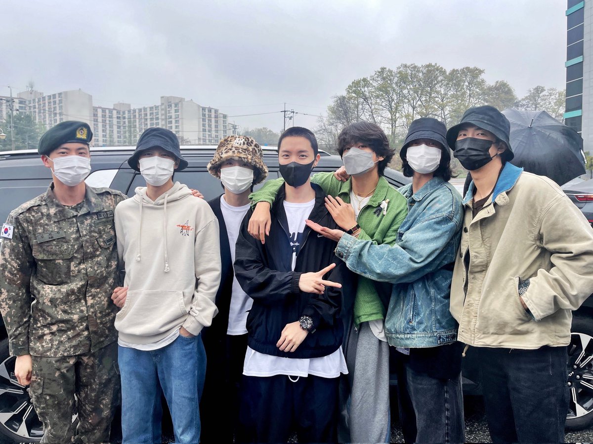 AfeanpahFilo's tweet photo. selamat Menjalankan tugas hobi💜
And finally ot7 meet💜 https://t.co/TRyGbjLLst
