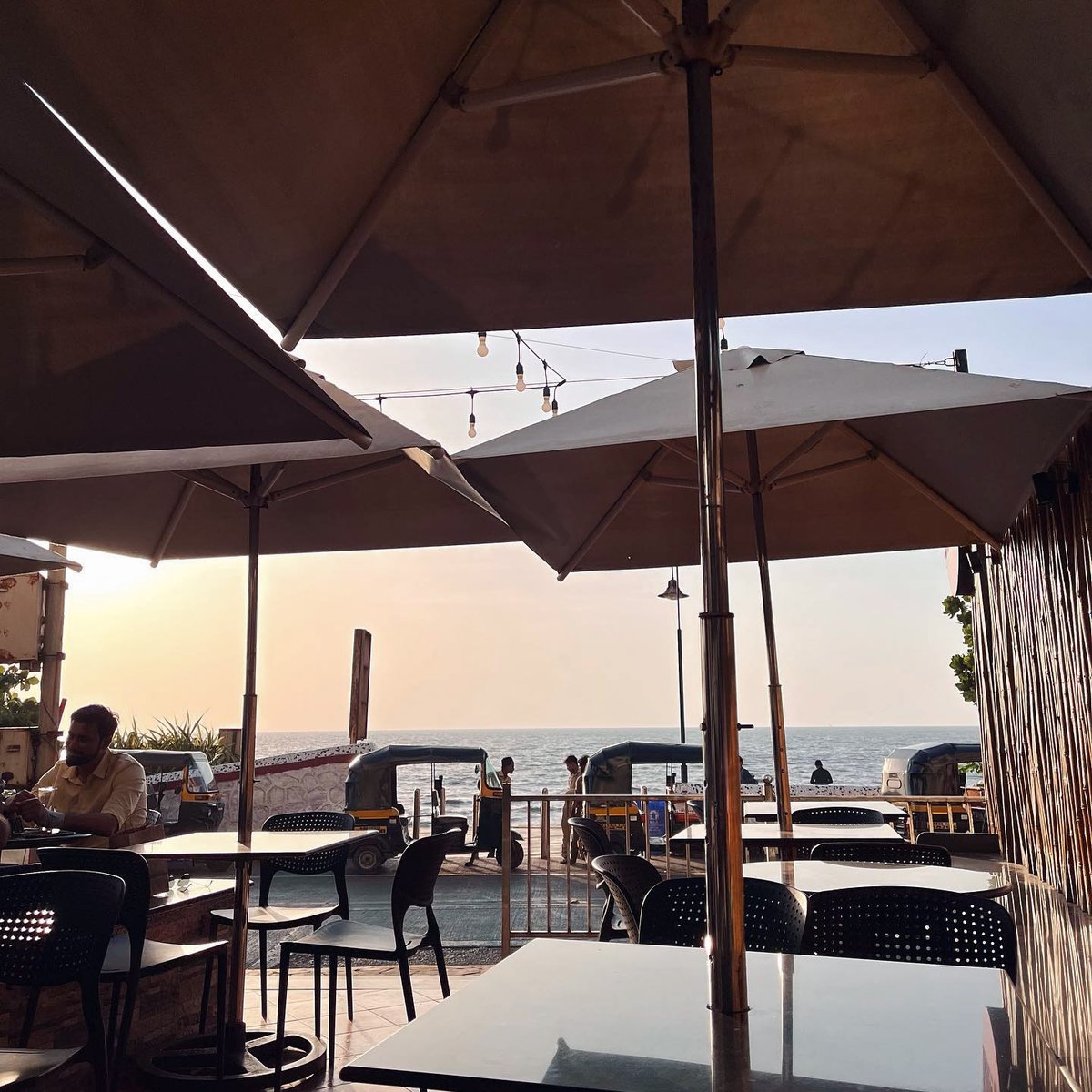 BaristaBrews's tweet photo. A #summer mood brought to you by Barista Bandstand.
With front row seats to the #sea, you will never tire of this breathtaking view. So head on over, grab a deliciously creamy #frappe, and get into the summer spirit.

In frame:
☕️ Brrrista Frappe
☕️ #Cappuccino
☕️ #Affogato https://t.co/QzdsQVgxTt
