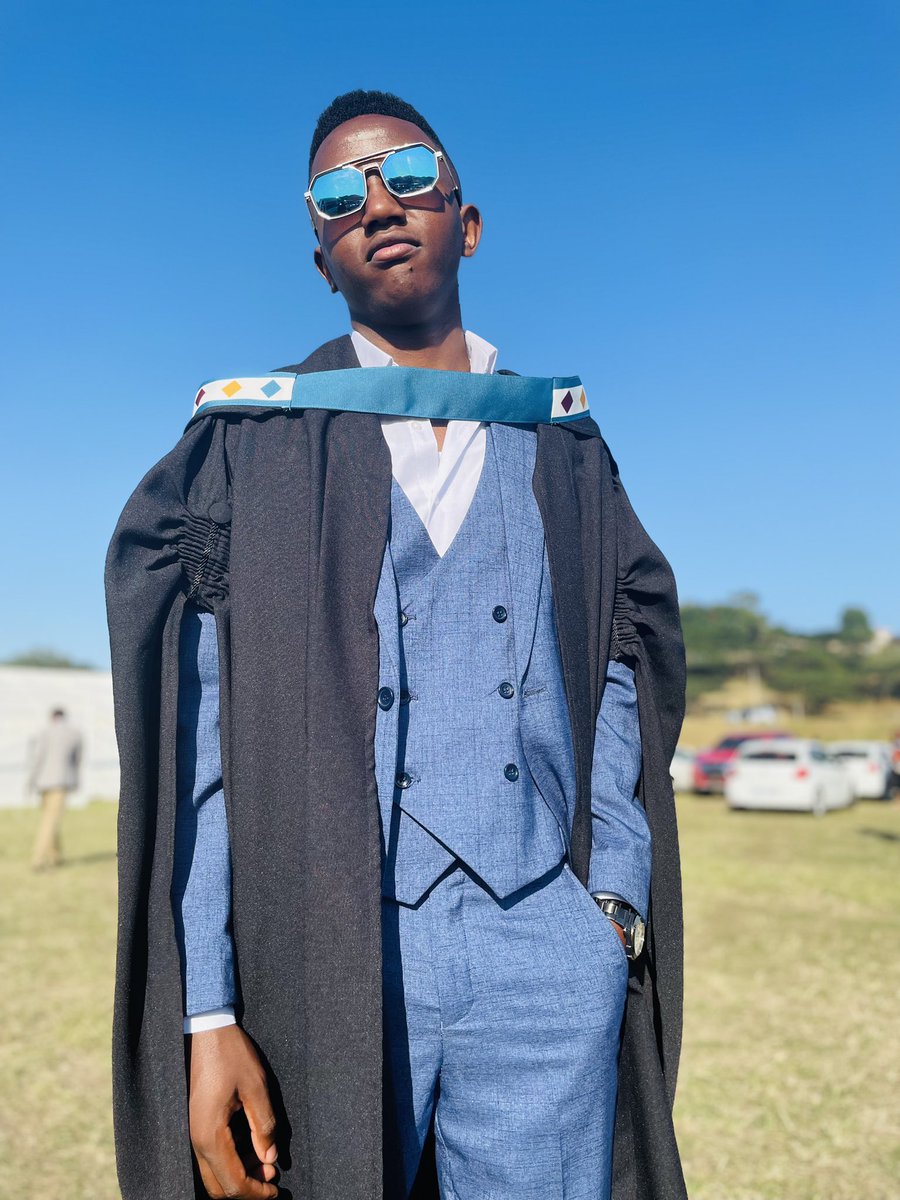 MUTCampus's tweet photo. To our graduates: Today marks the end of one chapter in your life and the beginning of another. 

Congratulations and best wishes for a bright future! 🌟🎓

 #MUTGrad #MUTGrad2023 https://t.co/q3bmalVYuJ