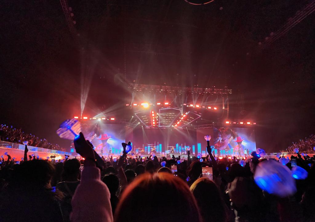 trsrmkrvee_'s tweet photo. Dear Teumes, alam niu ba  dahil sa rainbow ocean ,long banner ,zumba  at overall surprises sa con ,madaming nahatak Treasure na non-Teumes.
Kaya Thank you sa inyo dun guys, mas nkita nila kung ganu kasaya sa fandom ntin ,at kung ganu ka genuine at appreciative ang Treasure 💙💙 https://t.co/W6HEFxPVxw