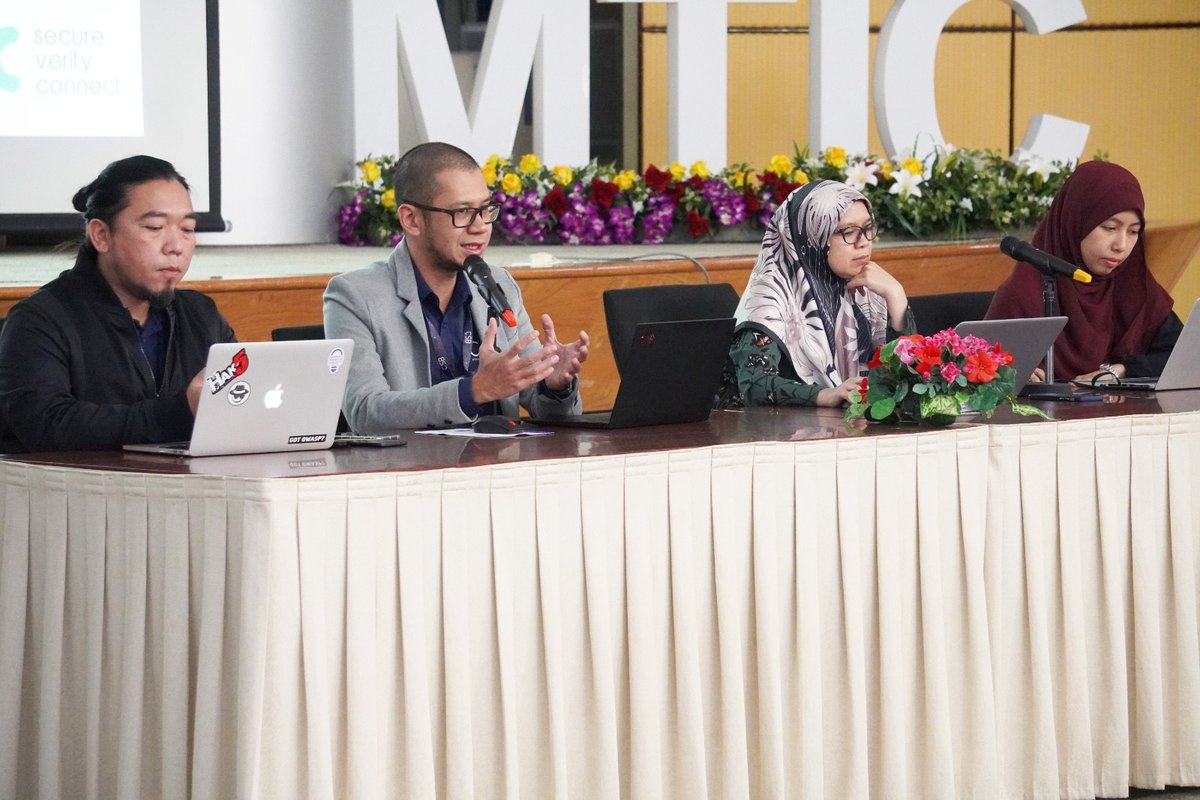 EGNCTweet's tweet photo. Pusat Kebangsaan E-Kerajaan bersama Cyber Security Brunei telah mengadakan jerayawara Taklimat Pemberigaan Sistem Perkhidmatan E-Mel Kerajaan Baharu di Kementerian Pengangkutan dan Infokomunikasi pada hari Isnin, 17 April 2023.

#EGNC https://t.co/xFfVghcOMf