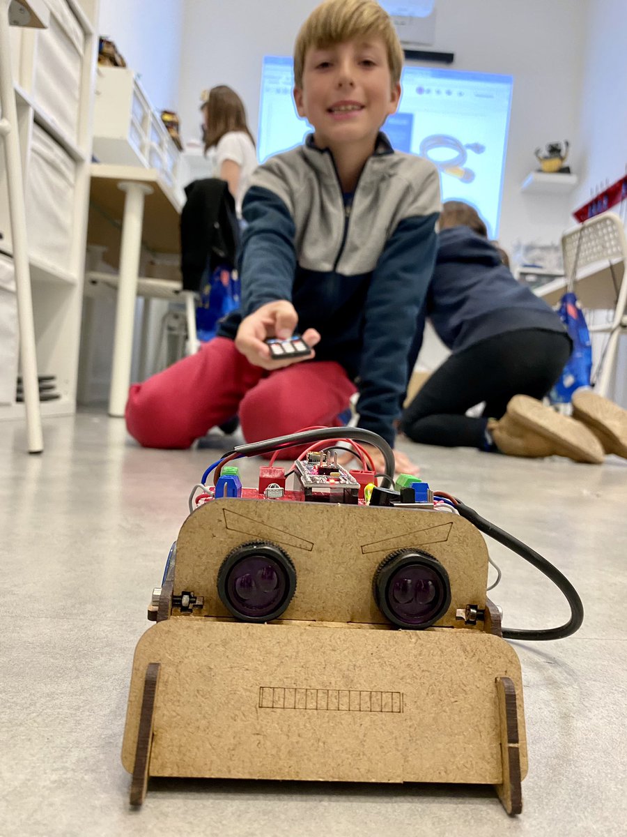 🤖 ¡Terminamos los proyectos! 
Los inventores junior han construido a Robo Plow: un robot capaz de localizar  contrincantes y sacarlos del ring 
🧑‍🏭 ¿Cómo sería vuestro robot perfecto?