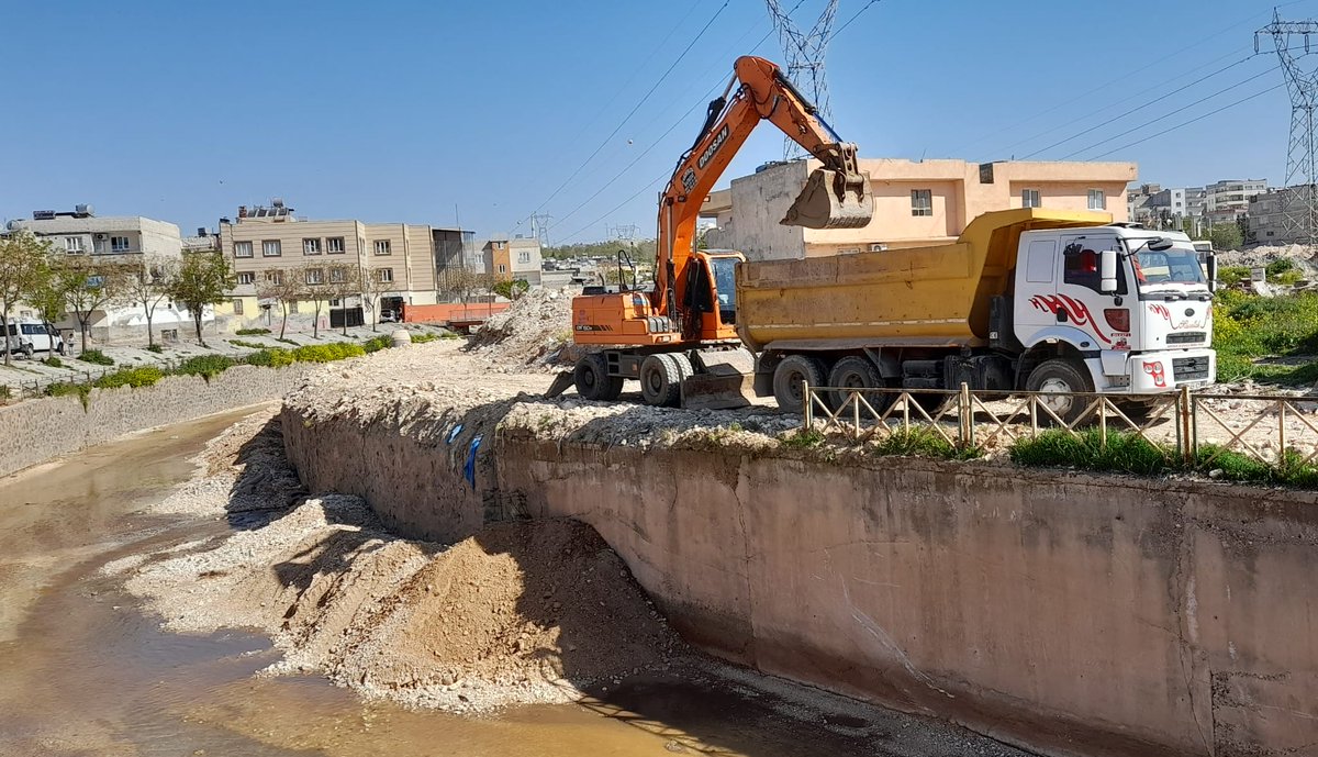 sanliurfabld's tweet photo. Kent merkezinde bulunan taşkın derelerinde temizlik ve bakım - onarım çalışmalarımız devam ediyor🚧 https://t.co/XFpwftpJsh