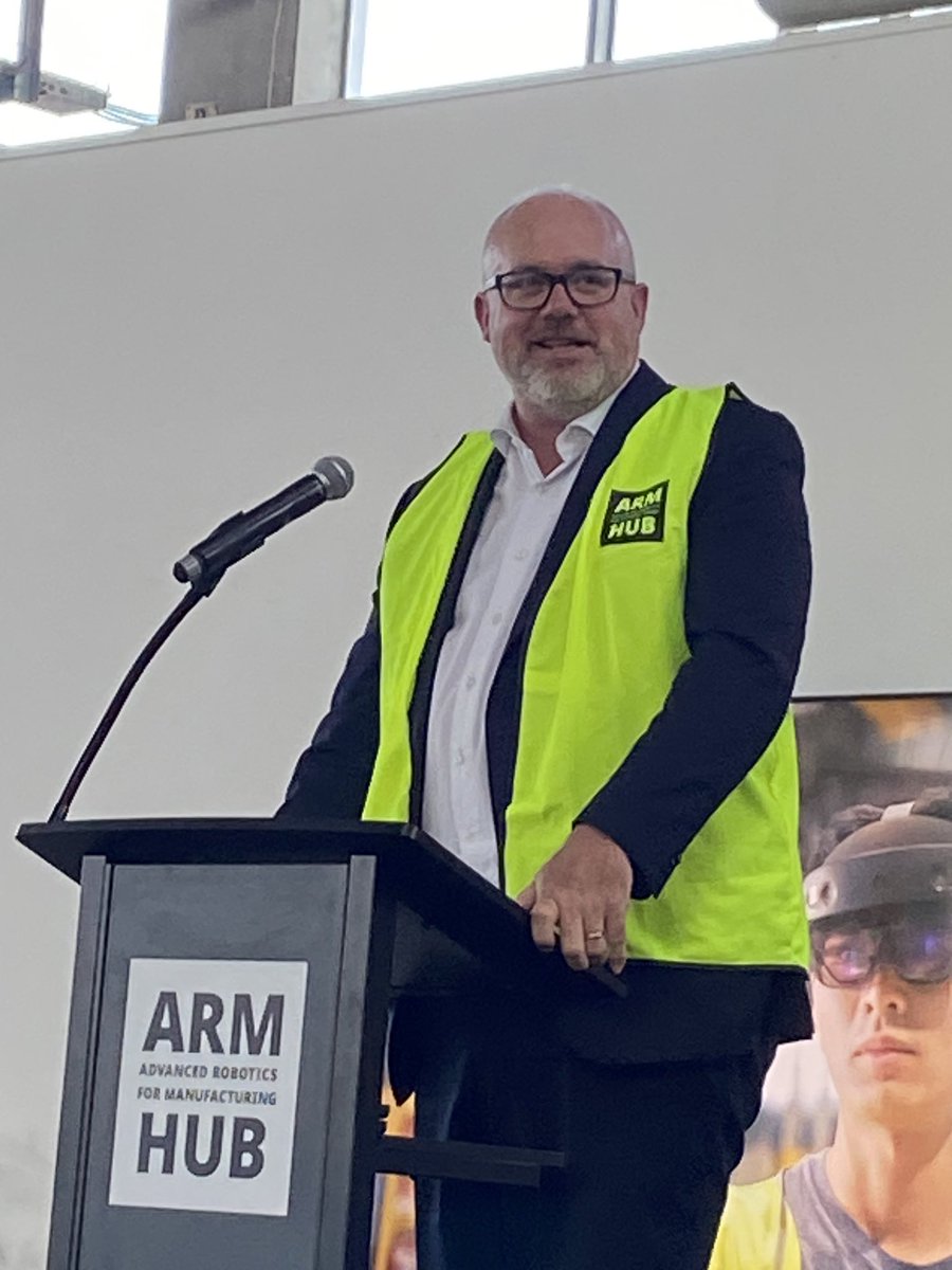 Celebrating the 3rd anniversary of @ARMHubAus with Fed Assistant Minister for #Manufacturing Tim Ayres @ayrestim 💪 Congrats to @cori_stewart & team on exemplar of a place-based #innovation ecosystem @QUTRobotics @QldGov @Innov_Aus #UAP #AuManufacturing @IISA_Board #ausbiz