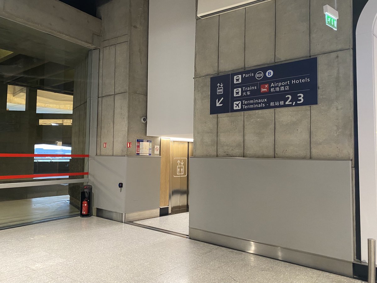 CDGFACILE's tweet image. ⁦@Romanet⁩ Bonjour Monsieur, la signalétique au Niveau Arrivées de CDG1dirigeant vers CDGVAL-RER-TGV + T2, T3 mériterait une taille exagérée et un rétro éclairage. Un peu excentré, très confusant (prise d’un ascenseur) c’est un cheminement pourtant incontournable. Merci