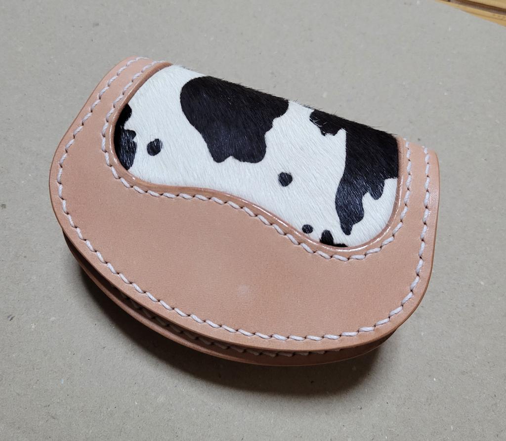 tig_mig's tweet photo. 牛革に牛柄！
#レザークラフト
#財布 https://t.co/7EgmTH4NqT